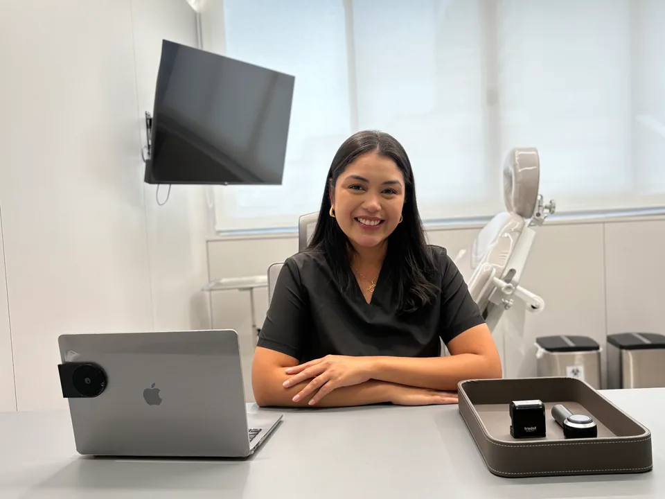 Dra. Larissa Belarmino em seu consultório em Ipanema
